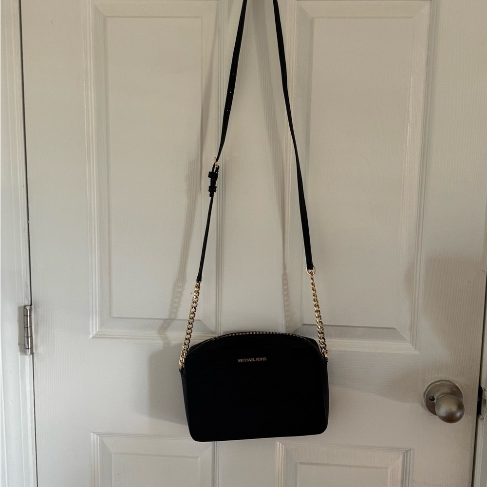 Michael Kors Black Shoulder Bag with Gold Chain - Picture 2 of 5
